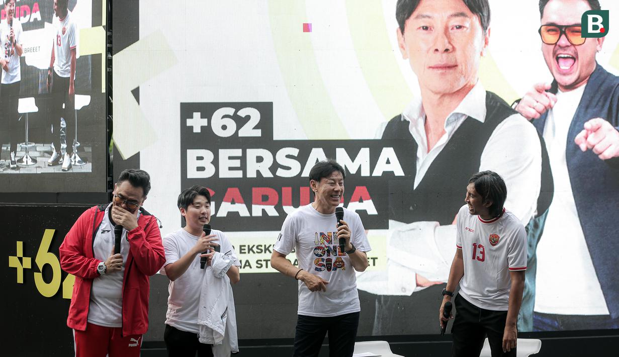 Mantan pelatih Timnas Indonesia, Shin Tae-yong memberikan sambutan saat nonton bareng laga lanjutan Putaran Ketiga Kualifikasi Piala Dunia 2026 melawan Australia di daerah sekitar Setiabudi, Jakarta Pusat, Kamis (20/03/2025) sore WIB. (Bola.com/Bagaskara Lazuardi)
