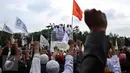 Pimpinan FPI, Rizieq Shihab diatas mobil saat melakukan aksi damai 212 jilid 2 di depan Gedung Dewan Perwakilan Rakyat, Senayan, Jakarta, Selasa (21/2). Dalam aksinya mereka menuntut DPR agar menyalurkan aspirasi mereka. (Liputan6.com/JohanTallo)