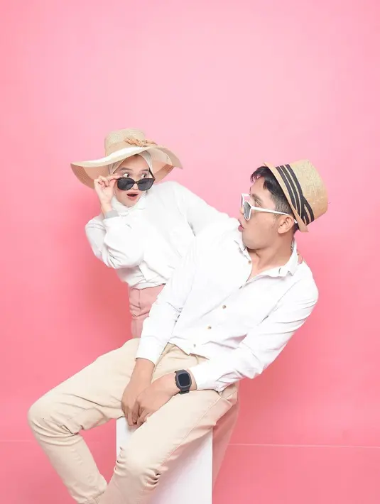 Kacamata hitam dan topi yang dikenakan mendukung penampilan keduanya saat menjalani pemotretan. Tampak simpel, namun penampilan keduanya stylish bahkan disebut couple goals oleh warganet. Pamer ekspresi kaget yang lucu, pasangan yang terlibat cinta lokasi ini sukses bikin gemas. Dipuji netizen karena tak pernah umbar kemesraan, pasangan ini didoakan langgeng. (Liputan6.com/IG/@nabilaellisa)