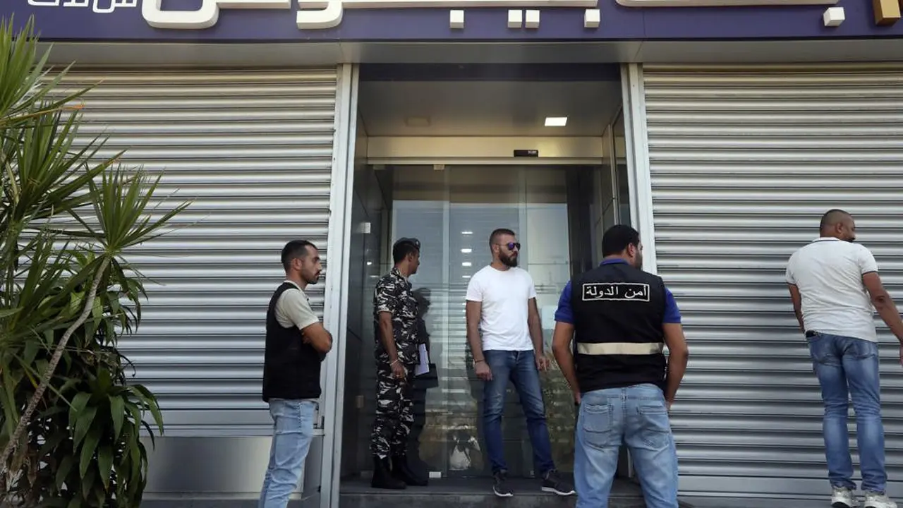 Petugas keamanan Lebanon berdiri di pintu masuk cabang Bank Byblos. (Mohammed Zaatari/AP Photo)