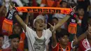 Suporter Persija membentangkan syal saat menyaksikan timnya berlaga melawan Madura United FC pada lanjutan Liga 1 di Stadion Patriot Candrabhaga, Bekasi, Kamis (4/5). Persija kalah 0-1. (Liputan6.com/Helmi Fithriansyah)