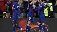 Penyerang Barcelona, Lionel Messi (kanan) melakukan selebrasi bersama Jordi Alba (tengah) usai merobek jala Levante, pada laga lanjutan La Liga 2017-2018, di Estadio Camp Nou, Minggu (7/1/2018) malam WIB.  (AFP/Josep Lago)