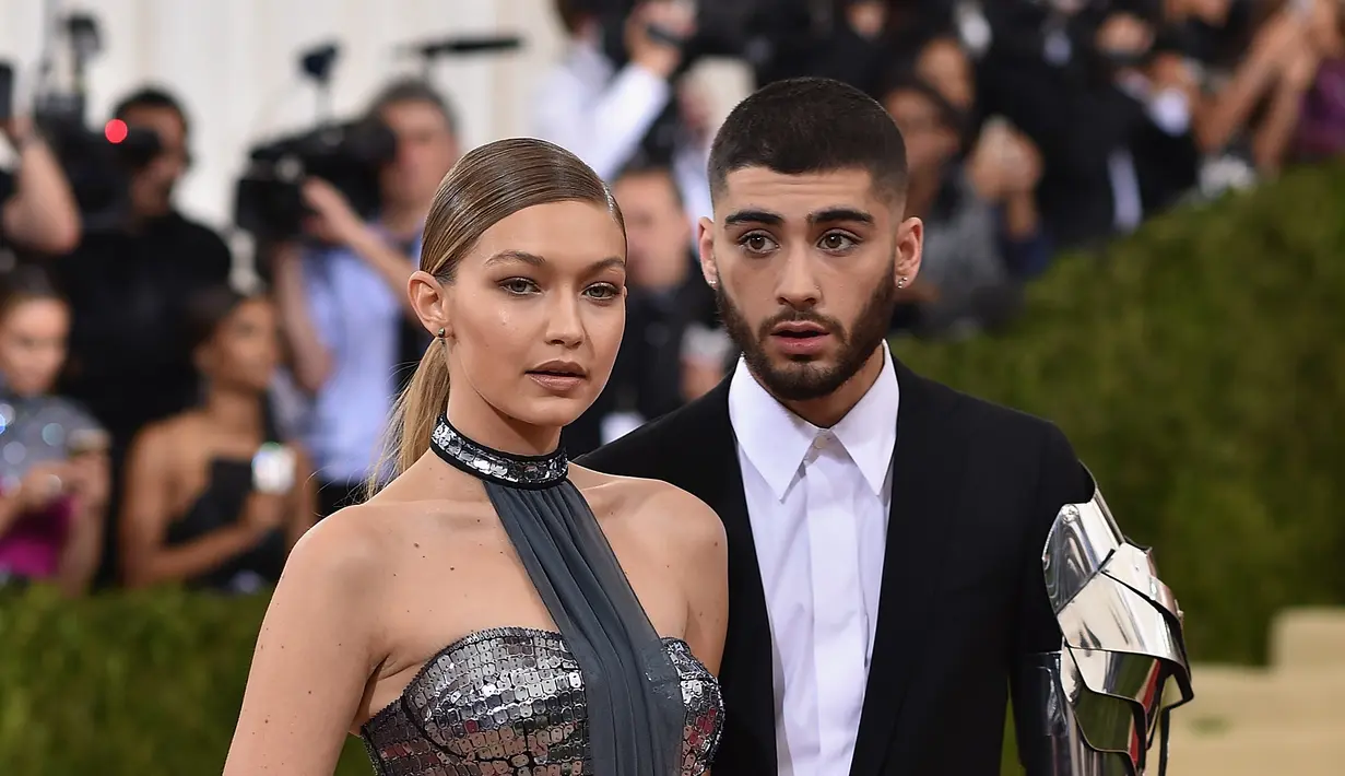 Disebut-sebut, Zayn Malik sengaja menutupi tato tersebut untuk menjaga perasaan Gigi Hadid. Sekaligus, Zayn ingin menutup kenangan rapat-rapat dan melupakan mantan kekasihnya itu. (AFP/DIMITRIOS KAMBOURIS / GETTY IMAGES NORTH AMERICA)