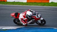Aksi pembalap muda Indonesia, Fadillah Arbi Aditama saat menunggangi motor tim Astra Honda Racing Team di seri terakhir FIM JuniorGP 2024 di Sirkuit Estoril, Portugal, Rabu (27/11/2024). (Dok.AHM)