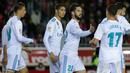 Pemain Real Madrid, Isco (tengah) menyumbang satu gol saat melawan CD Numancia pada laga Copa Del Rey di Nuevo Estadio Los Pajaritos stadium, Soria, (4/1/2018). Madrid menang 3-0. (AFP/Cesar Manso)