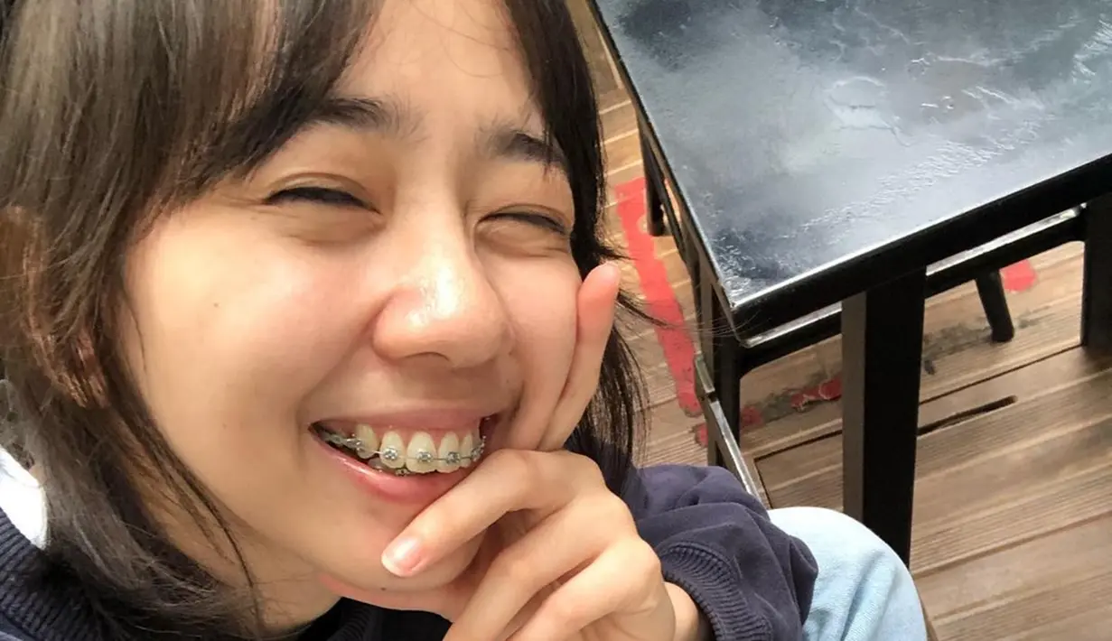 Banyak yang menyebut Rana Cynthia parasnya mirip dengan Park Shin-hye. Garis wajah hingga momen Rana tersenyum memang bak dibelah dua dengan Park Shin-hye. Tak heran foto ini ramai komentar dengan menyebut Rana, Park Shin-hye versi Indonesia. (Liputan6.com/IG/rncynth)