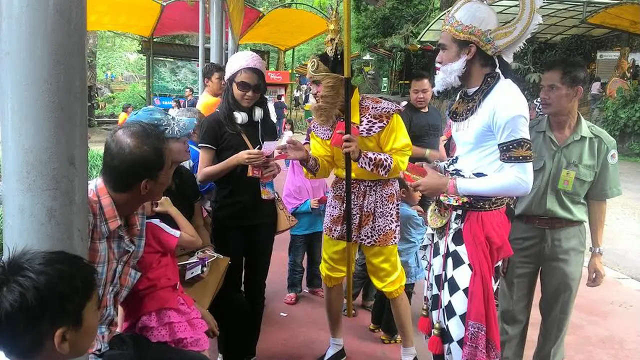 Sambut Imlek, Kera Sakti dan Hanoman Bagi Angpau di Taman Safari