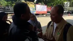 Seorang guru menunggu di Balai Kota untuk bisa bertemu langsung dengan Gubernur DKI Anies Baswedan. Ia mengundang Anies ke acara yang mereka adakan.