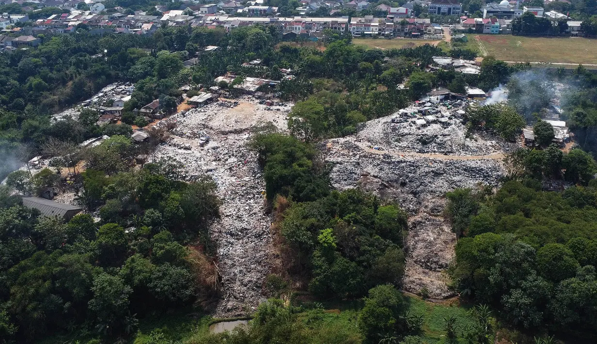 Foto udara memperlihatkan kondisi lokasi Tempat Pembuangan Akhir (TPA) sampah liar di kawasan Cinere, Depok, Jawa Barat, Jumat (6/9/2024). (merdeka.com/Arie Basuki)