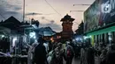 Pengunjung berjalan di dekat Menara Kudus, Kauman, Kabupaten Kudus, Jawa Tengah, Rabu (30/3/2022). Menara berusia 473 tahun yang dahulu berfungsi sebagai tempat mengumandangkan azan menjadi lokasi favorit pengunjung untuk bersantai usai berziarah di Makam Sunan Kudus. (merdeka.com/Iqbal S. Nugroho)