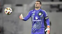 Thomas Heaton #22 dari Manchester United melempar bola pada babak kedua melawan Real Betis di Stadion Snapdragon pada 31 Juli 2024 di San Diego, California. (Orlando Ramirez/Getty Images via AFP)