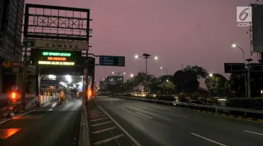 Suasana Gerbang Tol Cawang yang ditutup saat demonstrasi mahasiswa di depan Gedung DPR/MPR, Jakarta, Selasa (24/9/2019). PT Jasa Marga menutup jalan Tol Dalam Kota Cawang-Tomang guna menjaga keselamatan dan keamanan pengguna jalan. (merdeka.com/Iqbal S Nugroho)