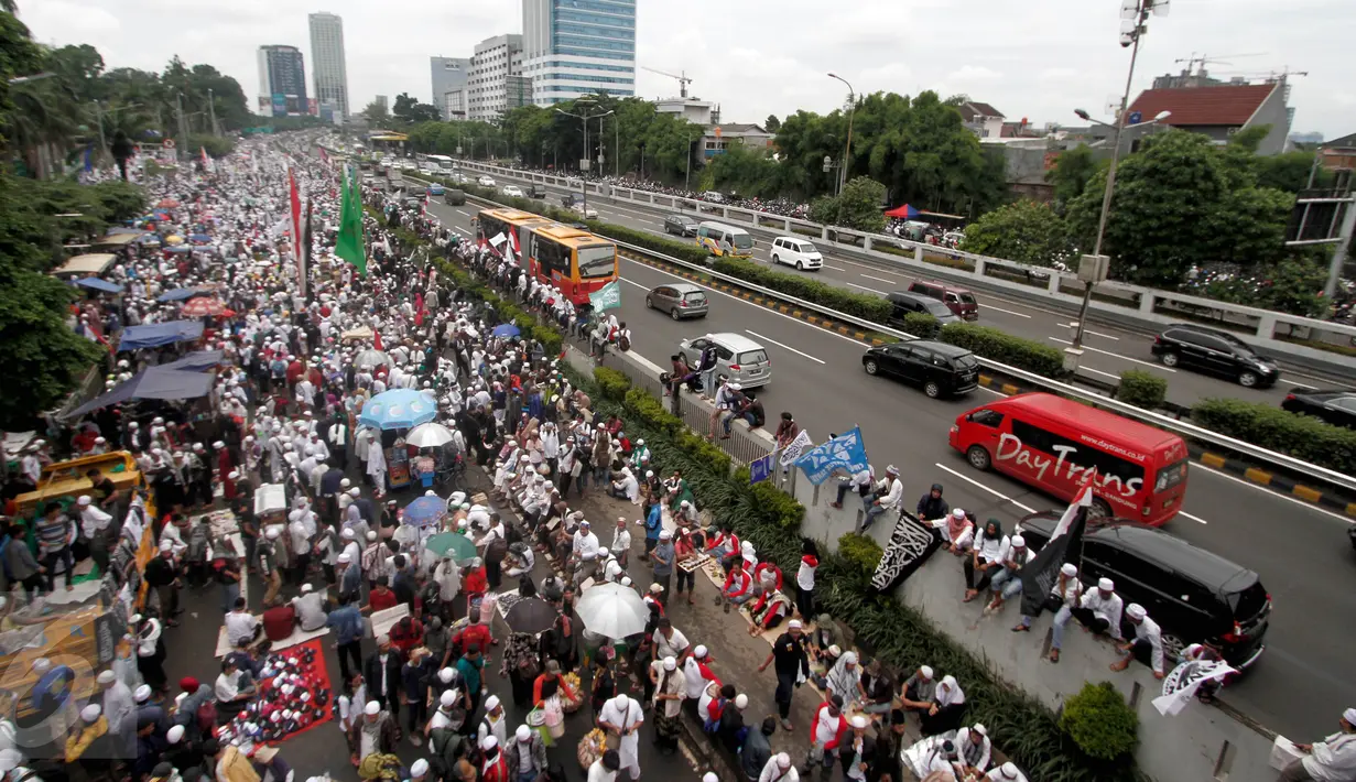 Ribuan massa memadati sekitar Gedung Dewan Perwakilan Rakyat saat aksi damai 212 jilid 2 di Senayan, Jakarta, Selasa (21/2). Dalam aksinya mereka menuntut meminta DPR agar menyalurkan aspirasi mereka terkait kasus penodaan agama. (Liputan6.com/JohanTallo)