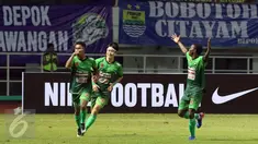 Penyerang TS TNI, Gustur Cahyo Putro (kiri) merayakan gol penyeimbang saat laga melawan Persib pada lanjutan Liga 1 di Stadion Pakansari, Kab Bogor, Sabtu (22/4). PS TNI bermain imbang Persib 2-2. (Liputan6.com/Helmi Fithriansyah)