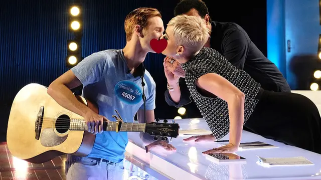 Katy Perry mencium kontestan American Idol (Sumber: Instagram/ americanidol)