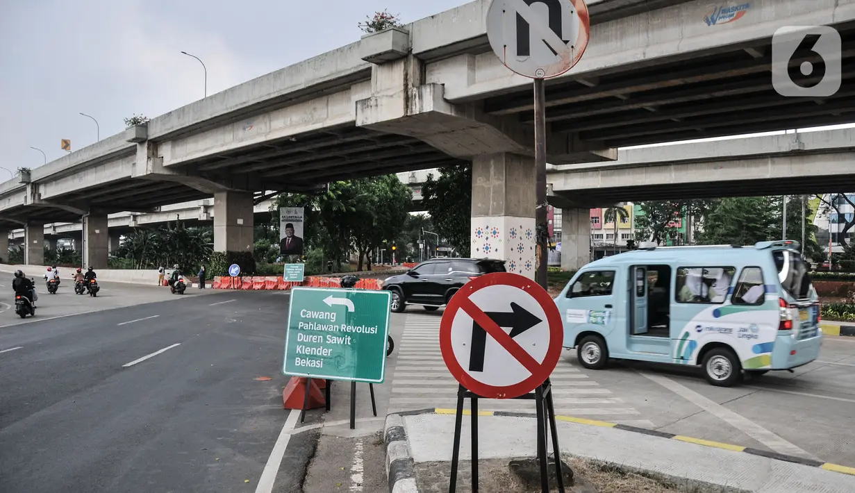 Kendaraan melintas di dekat spanduk informasi mengenai rekayasa lalu lintas di Jalan Laksamana Malahayati seiring mulai beroperasinya Off Ramp Jatiwaringin, Tol Becakayu, Jakarta Timur, Selasa (25/10/2022). Kepala Dishub DKI Jakarta Syafrin Liputo mengungkapkan rekayasa lalu lintas dilakukan karena Off Ramp Jatiwaringin Tol Becakayu mulai beroperasi yang berlangsung hingga 4 November mendatang. (merdeka.com/Iqbal S. Nugroho)
