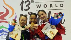 Atlet Wushu Indonesia, Juwita Niza WA (tengah) dan Ivana Ardelia (kanan) di podium kemenangan kelas Taulo Womens Nangun Kejuaraan Dunia Wushu ke-13 di Istora Senayan Jakarta, Selasa (17/11/2015). (Liputan6.com/Helmi Fithriansyah)