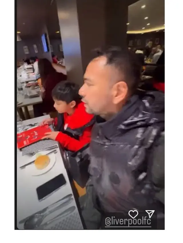 7 Potret Raffi Ahmad Ajak Rafathar Nonton Langsung Pertandingan Liverpool, Seru