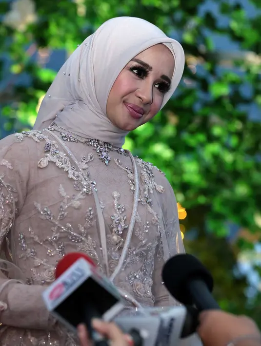 Lagi-lagi Bella punya jawaban yang sama ketika ditanya soal momongan. Ia hanya meminta doa dan ingin fokus lebih dulu dengan acara resepsi ke-2 ini. Bella meminta pada awak media untuk tak membuntutinya di kediamannya. (Deki Prayoga/Bintang.com)