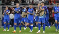 Para pemain Timnas Slovakia memberi aplaus kepada penonton setelah dikalahkan Portugal pada laga Grup J kualifikasi Euro 2024 di National Football Stadium, Bratislava, Slovakia, Sabtu (9/9/2023) dini hari WIB. (AP Photo/Radovan Stoklasa)