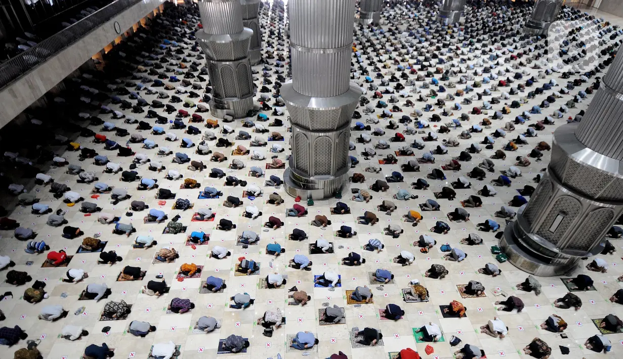 Umat Islam melaksanakan sholat Jumat  pada minggu ketiga bulan Ramadhan 1442 Hijriah di Masjid Istiqlal, Jakarta, Jumat (30/4/2021). Sholat Jumat berjamaah dengan pembatasan jemaah 30 persen dari kapasitas di ruang sholat utama masjid dan menerapkan protokol kesehatan. (merdeka.com/Arie Basuki)