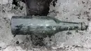 Sebuah botol yang berada di dekat mayat yang ditemukan di sebuah gletser di pegunungan Diablerets, di Swiss (18/7). Mayat beserta barang-barangnya ditemukan oleh seorang pegawai resor ski pada 13 Juli 2017. (AFP Photo/Glacier 3000)