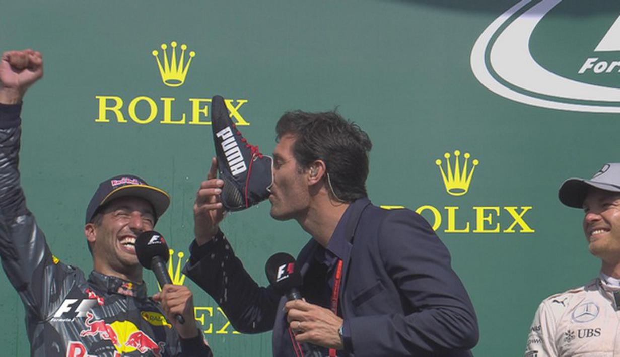 Mantan pebalap F1 asal Australia, Mark Webber, meminum sampanye dari sepatu Daniel Ricciardo sebelum mewawancarai para juara di podium F1 GP Belgia di Sirkuit Spa-Francorchamps, Minggu (28/8/2016). (Bola.com/Twitter/F1)