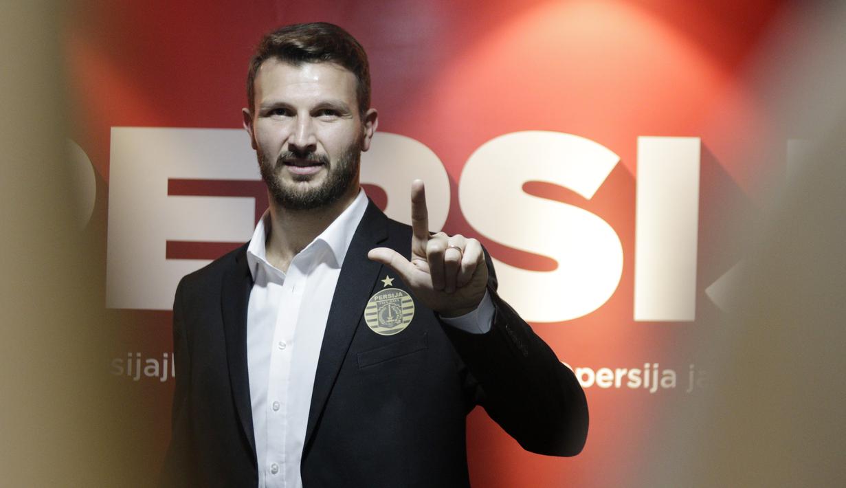 Pemain baru Persija Jakarta, Marco Motta, berpose usai diperkenalkan di Kantor Persija, Kuningan, Jakarta, Senin, (3/2/2020). Mantan pemain Juventus dan AS Roma ini akan menjadi andalan di lini pertahanan Macan Kemayoran musim depan. (Bola.com/M Iqbal Ichsan)