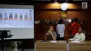 Analis Kebijakan Divisi Humas Mabes Polri Kombes Pol Sulistyo Pudjo merilis kasus kejahatan siber di Jakarta, Jumat (23/2). Selain menghina Jokowi dan istri, pelaku juga menyebar hoax pada Ketua Umum PDIP Megawati Soekarnoputri. (Liputan6.com/JohanTallo)