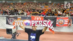 Gubernur DKI Jakarta Anies Baswedan menyapa para The Jakmania yaitu pendukung klub sepak bola Persija Jakarta usai meresmikan Jakarta International Stadium (JIS) di Jakarta, Minggu( 24/7/2022). Peresmian stadion sepak bola berstandar internasional dengan kapasitas 82.000 penonton itu memiliki konsep 2P, yaitu pertunjukan dan pertandingan. (Liputan6.com/Herman Zakharia)