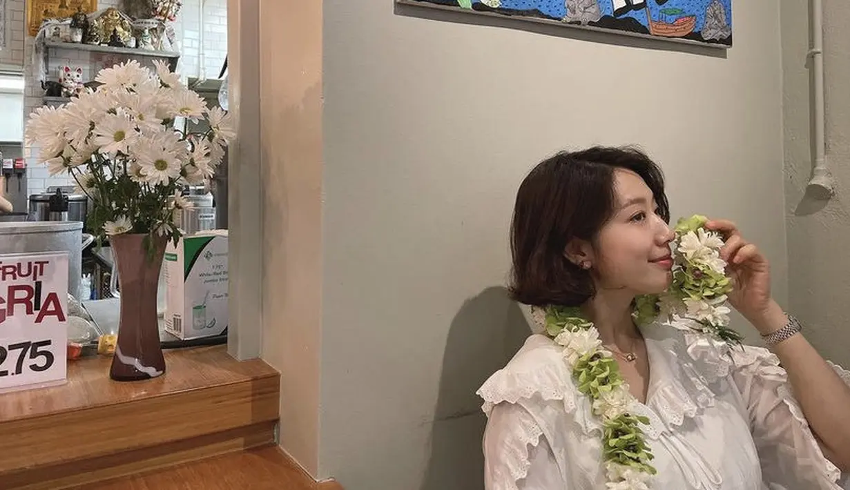 Ia kembali memposting rambut pendeknya, yang kali ini dipadukan dengan atasan blouse renda warna putih. @ssinz7