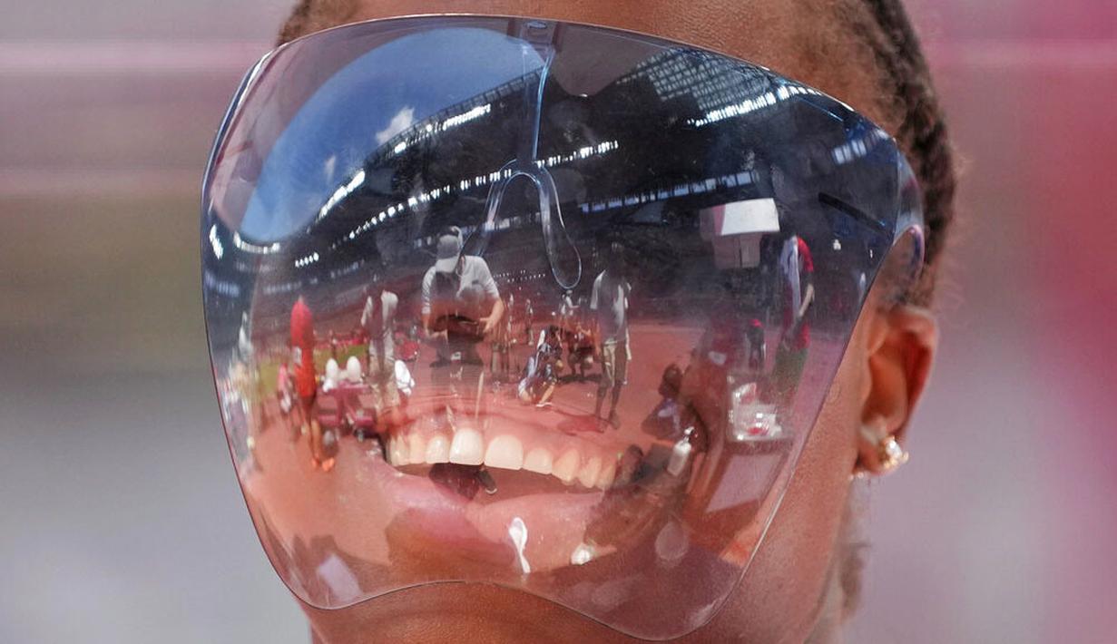 Atlet tolak peluru Amerika Serikat, Jessica Ramsey, menggunakan pelindung wajah saat berlaga di Olimpiade Tokyo 2020. (Foto: AP/David J. Phillip)