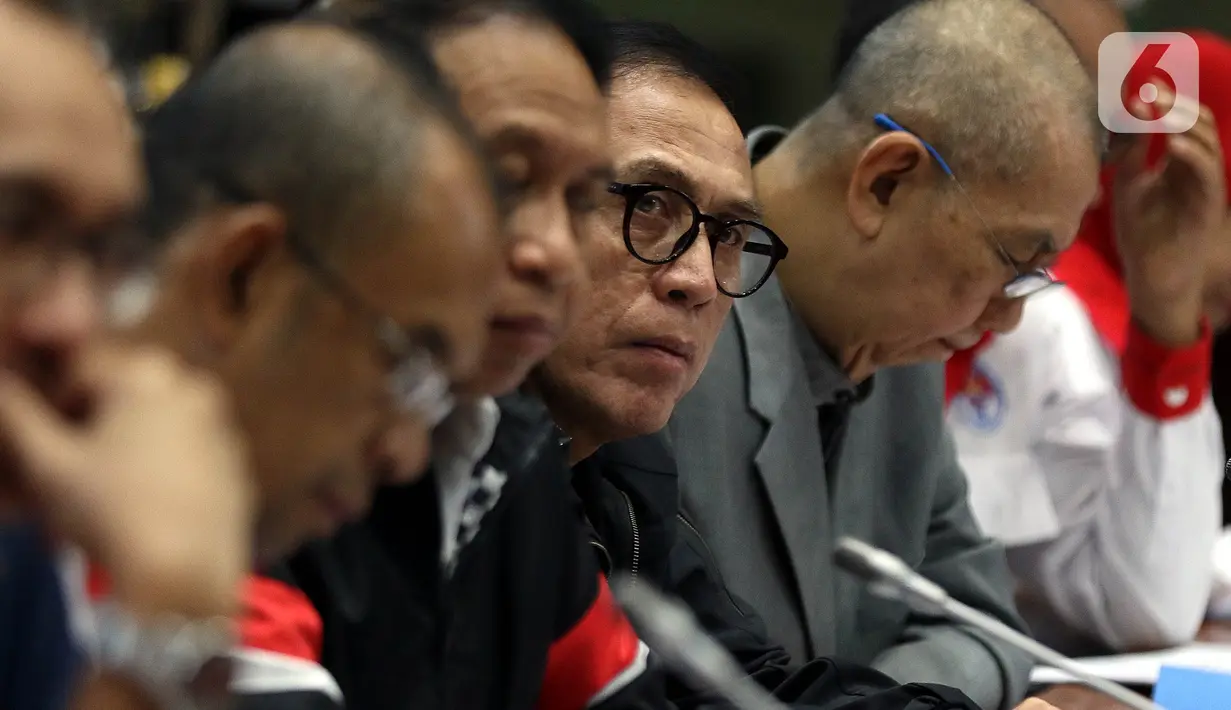Ketua Umum PSSI periode 2019-2023 Mochamad Iriawan mengikuti rapat kerja dengan Komisi X DPR di Kompleks Parlemen, Senayan, Kamis (7/11/2019). Rapat kerja membahas rencana program prioritas di Kementerian Pemuda dan Olahraga tahun 2020 serta pertimbangan naturalisasi atlet (Liputan6.com/Johan Tallo)
