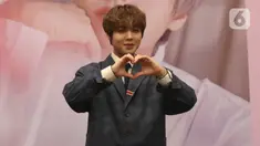 Penyanyi idola K-pop, Park Jihoon berpose untuk awak media sebelum memulai konsernya di ICE BSD Hall 5, BSD, Tangerang Selatan, Sabtu (15/2/2020). Mantan anggota Wanna One itu menggelar acara jumpa penggemar sekaligus konser bertajuk “Park Jihoon FanCon Asia Tour”. (Liputan6.com/Angga Yuniar)