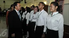 Menteri Pemuda dan Olah raga, Imam Nahrawi saat melihat para peserta Paskibraka saat pembukaan Diklat Paskibraka 2016 di Gedung PP-PON, Cibubur, Jakarta, Rabu (27/7).(Liputan6.com/Yoppy Renato)