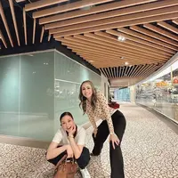 Sebagai istri pengusaha, Maia Estianty dan Momo eks Geisha kerap kenakan barang branded. Termasuk saat nonton konser Taylor Swift di Singapura. [@therealmomogeisha]