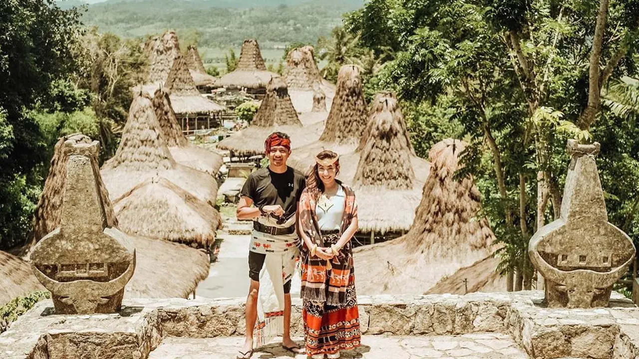 7 Momen Kemesraan Ayu Dewi Bersama Suami Saat Liburan di Sumba