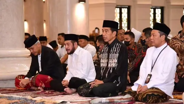 Presiden Jokowi dan Ganjar Pranowo Salat Ied