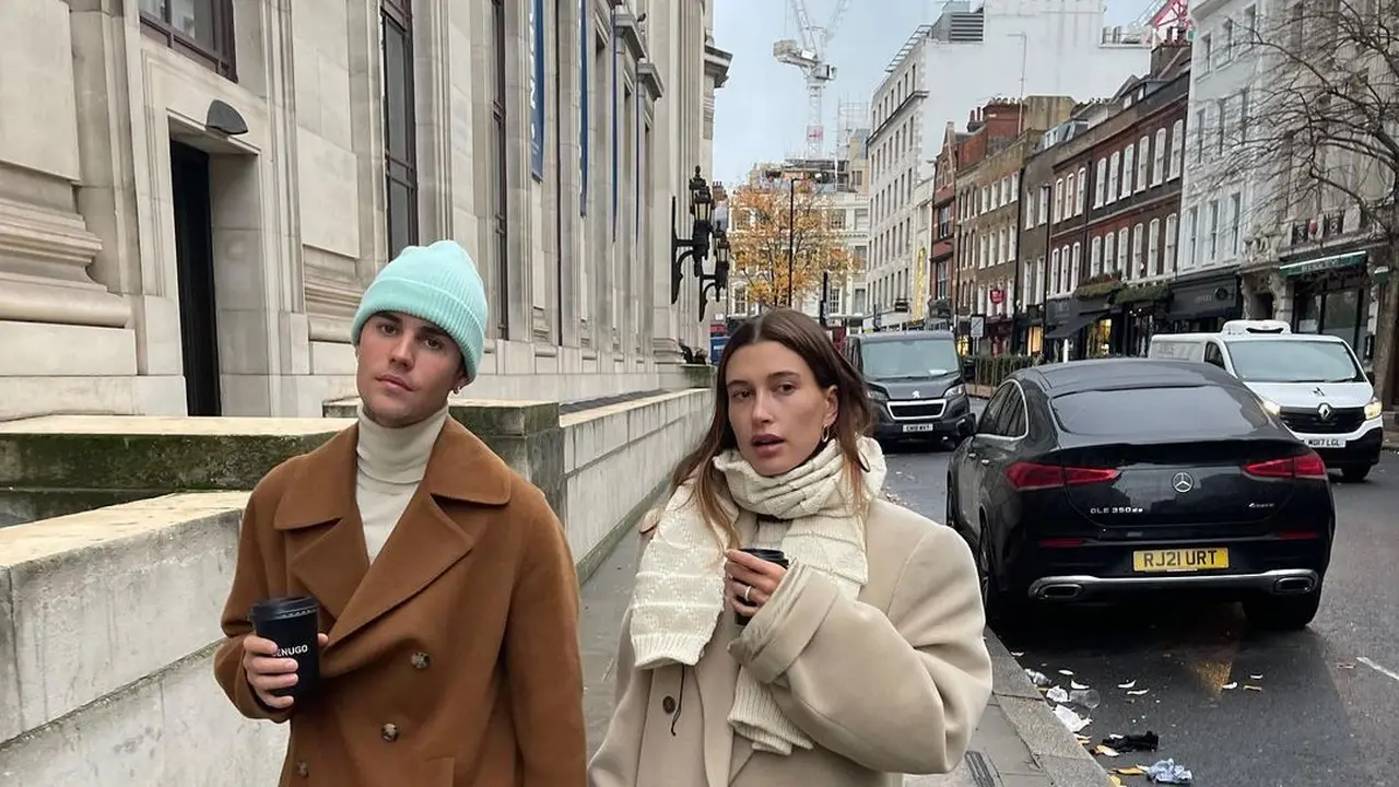 Gaya Kompak Justin Bieber dan Hailey Sebagai Pasangan Bucin Sejati