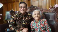 Sekjen PDIP Hasto Kristiyanto dan ibunda Yohana Sutarmi. (Dok PDIP)