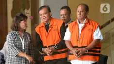 Dirut PT Rudi Jaya, Ibnu Ghopur (kedua kiri) dan penyuap Bupati Sidoarjo Saiful Ilah, Totok Sumedi usai menandatangani berkas P21 di Gedung KPK, Jakarta, Kamis (5/3/2020). Keduanya akan segera disidangkan terkait suap proyek infrastruktur di Dinas PUPR Kabupaten Sidoarjo. (merdeka.com/Dwi Narwoko)