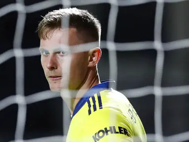 Kiper Manchester United, Dean Henderson, saat melawan Luton Town pada Piala Liga Inggris di Stadion Kenilworth Road, Rabu (23/9/2020). Setan Merah menang dengan skor 3-0. (Cath Ivill/Pool via AP)