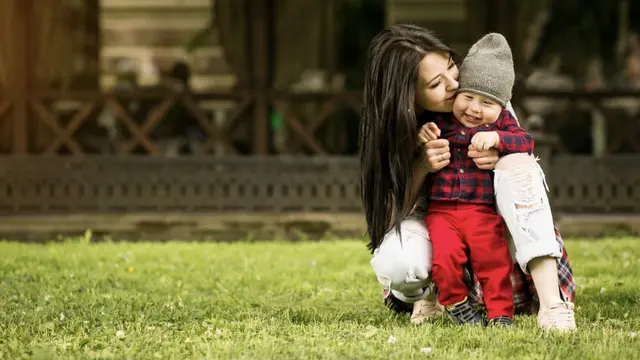 Sentuhan fisik yang penuh kasih seperti pelukan, ciuman, atau memegang tangan anak adalah cara yang sangat efektif.