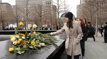 Orang-orang menaruh bunga mawar dalam peringatan 25 tahun serangan bom truk di WTC, New York City, Amerika Serikat, Senin (26/2). Serangan bom truk terjadi pada 26 Februari 1993. (Spencer Platt/Getty Images/AFP)