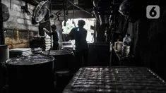 Pekerja saat menyelesaikan pembuatan tahu di salah satu industri rumahan kawasan Mampang, Jakarta, Minggu (30/8/2020). Covid-19 menyebabkan produksi tahu di industri rumahan menurun drastis dibandingkan sebelum merebaknya pandemi. (merdeka.com/Iqbal S. Nugroho)