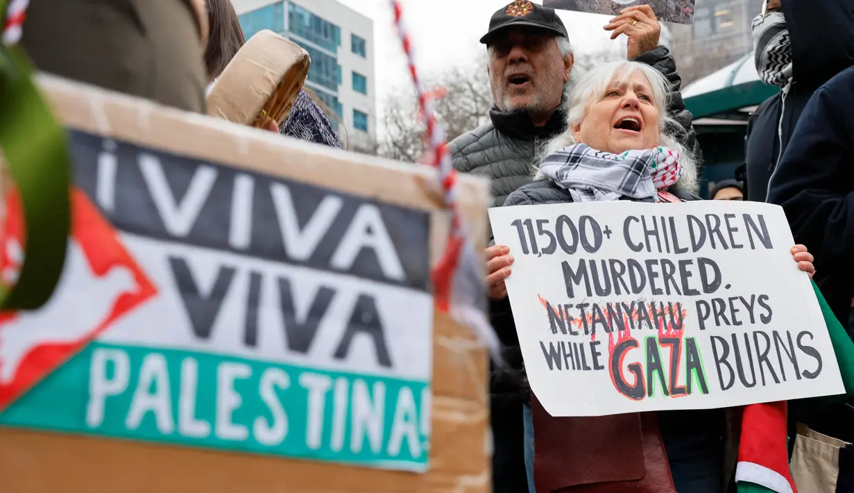 Orang-orang berkumpul untuk melakukan aksi unjuk rasa yang menyerukan kepada Israel untuk menghentikan serangan ke Rafah, Gaza, di Union Square, New York City, 12 Februari 2024. (Michael M. Santiago/Getty Images/AFP)