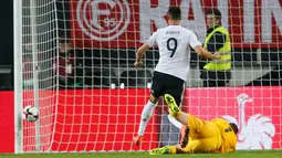 Pemain timnas Jerman, Sandro Wagner berhasil membobol gawang Azerbaijan pada babak kualifikasi Piala Dunia 2018 zona Eropa di Stadion Fritz Walter, Minggu (8/10). Satu gol Wagner mewarnai kemenangan Jerman 5-1. (AP/Michael Probst)