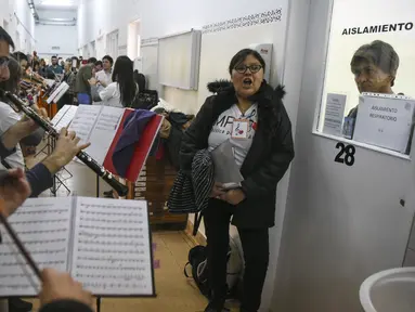 Anggota relawan Musica Para el Alma tampil di hadapan pasien di Rumah Sakit Alvarez di Buenos Aires, Argentina (12/6). Konser mendadak tersebut digelar oleh gerakan Musica Para el Alma atau Musik Penawar Lara. (AFP Photo/Eitan Abramovich)