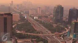 Awalnya diperkirakan pengerjaan konstruksi Simpang Susun Semanggi bentang pertama atau Ramp 1 overpass Gatsu akan rampung pada awal Mei 2017 mendatang, Jakarta, Senin (13/3). (Liputan6.com/Herman Zakharia)