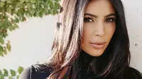 Lagi, Kim Kardashian terlihat berbelanja ke salah satu mall di Las Vegas bersama teman-temannya dengan menggunakan lingerie.